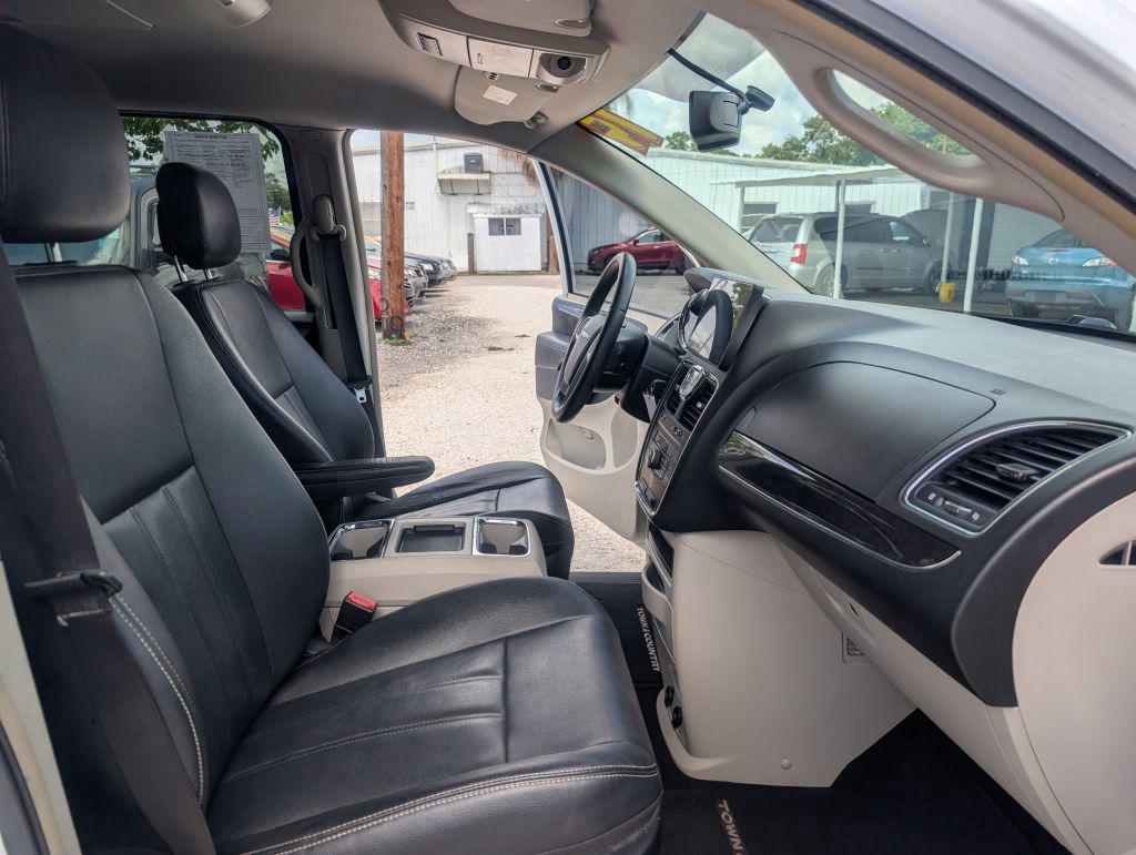 2014 Chrysler Town And Country - $4,995
