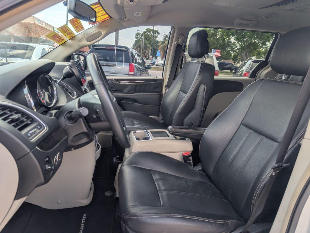 2014 Chrysler Town And Country - $4,995