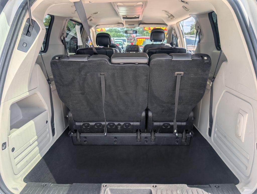 2014 Chrysler Town And Country - $4,995