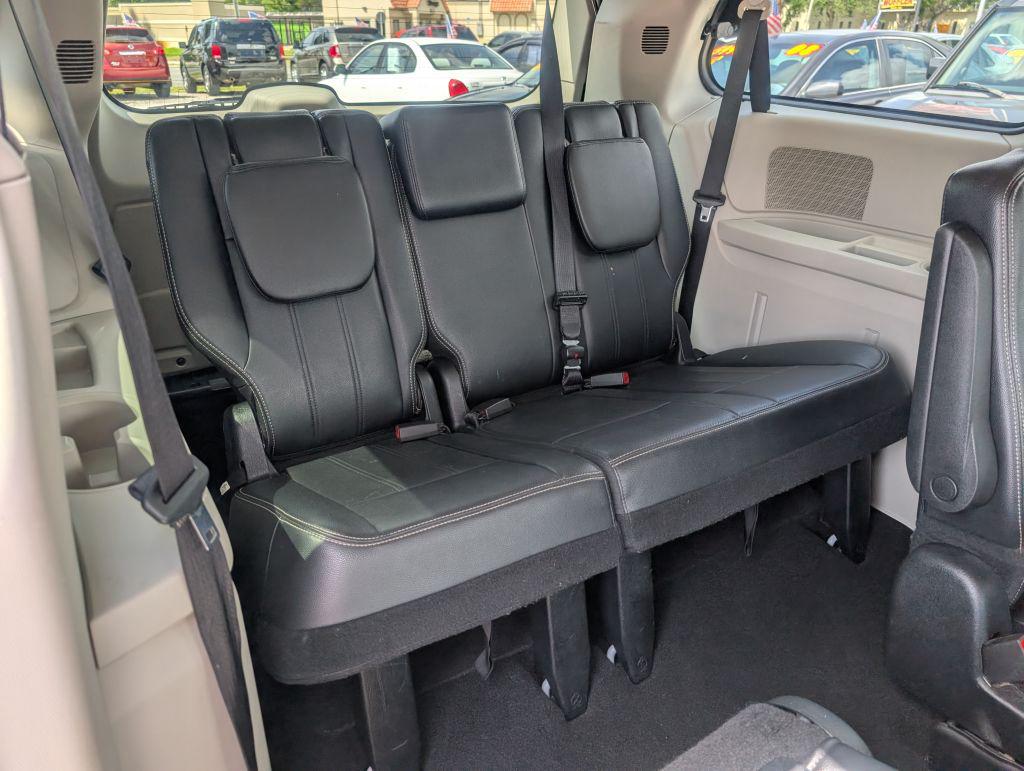 2014 Chrysler Town And Country - $4,995