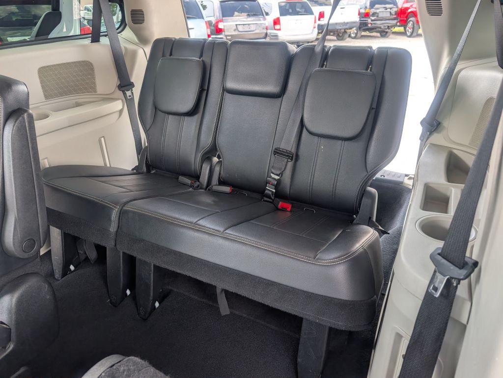 2014 Chrysler Town And Country - $4,995