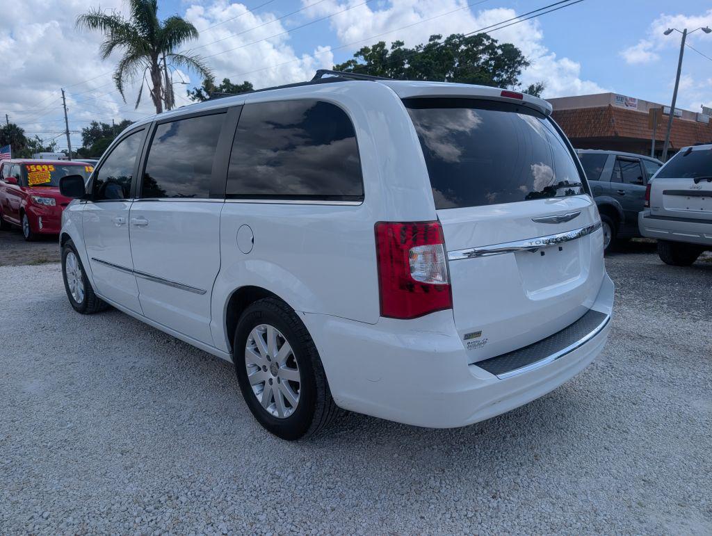 2014 Chrysler Town And Country - $4,995