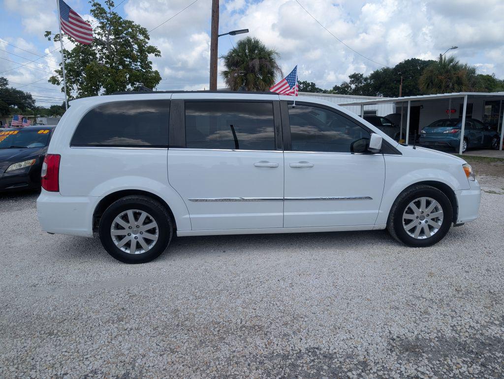 2014 Chrysler Town And Country - $4,995