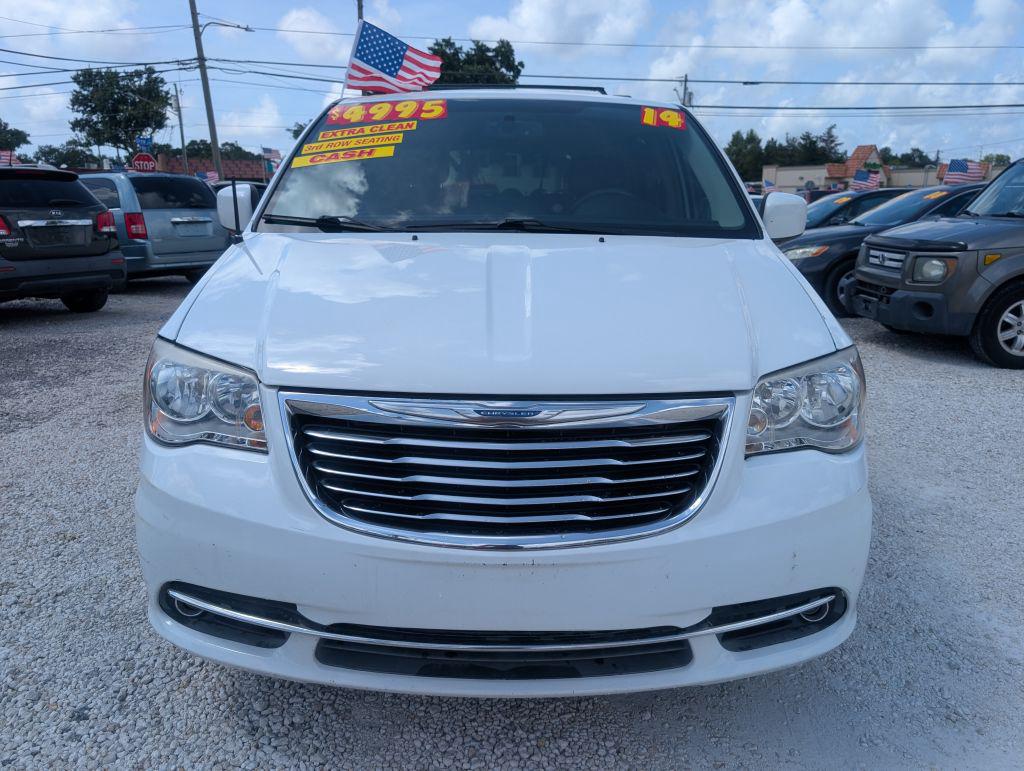 2014 Chrysler Town And Country - $4,995