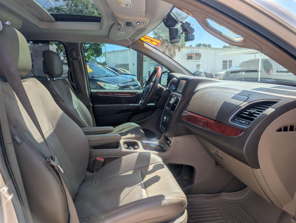 2013 Chrysler Town And Country - $5,495