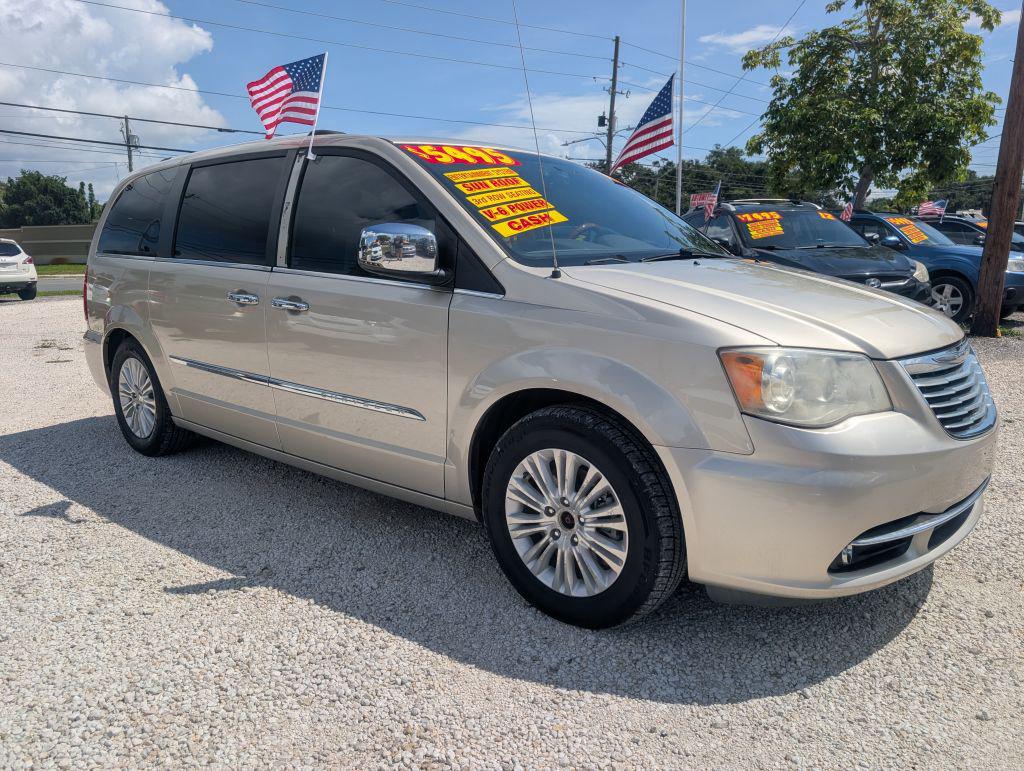2013 Chrysler Town And Country - $5,495