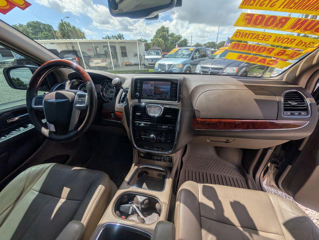 2013 Chrysler Town And Country - $5,495