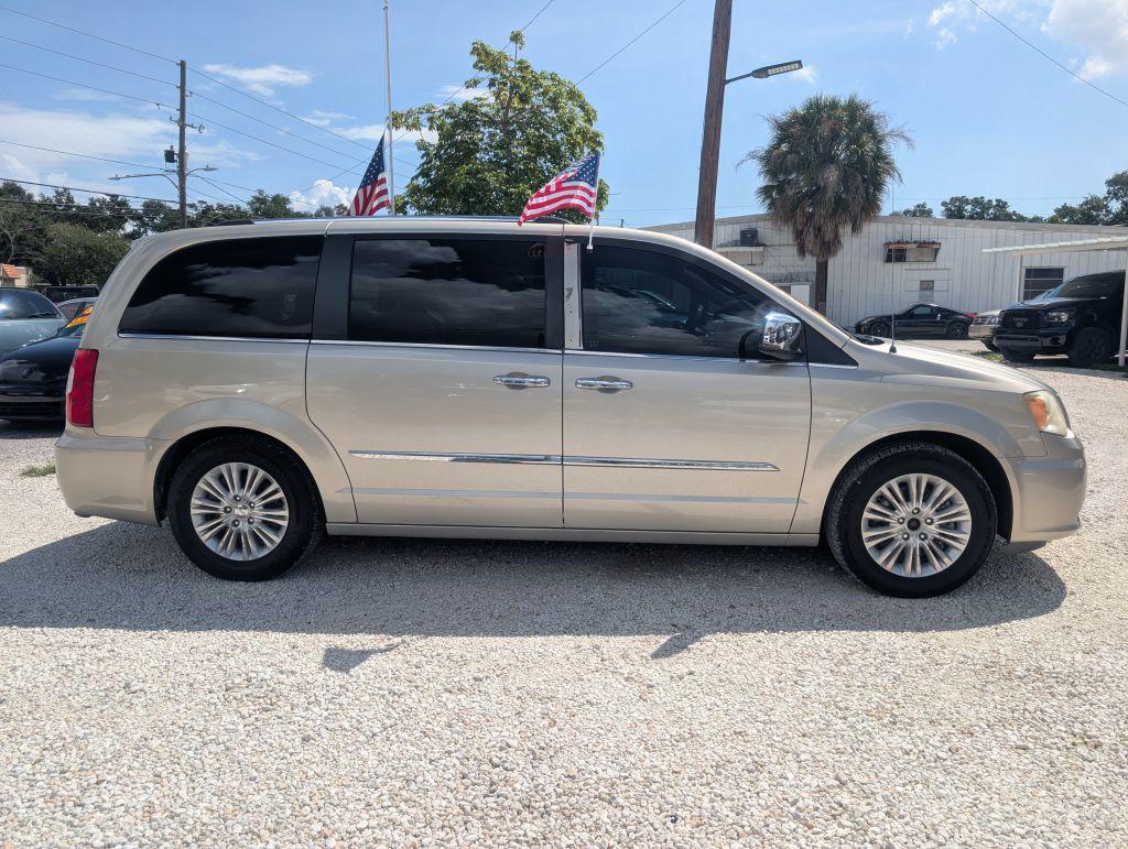 2013 Chrysler Town And Country - $5,495
