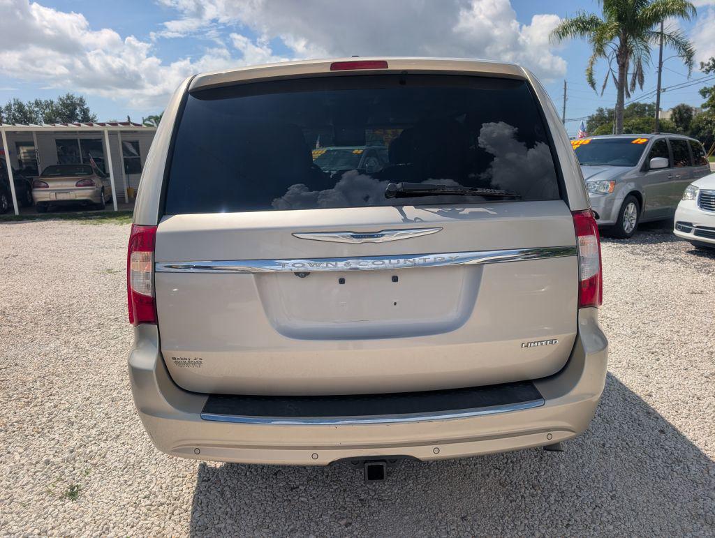 2013 Chrysler Town And Country - $5,495