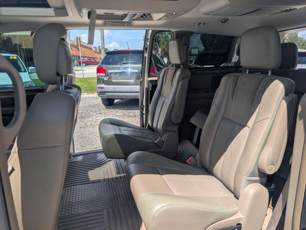 2013 Chrysler Town And Country - $5,495