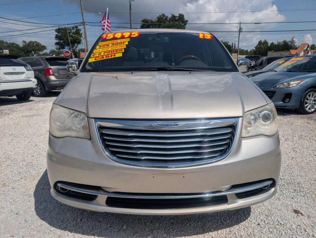 2013 Chrysler Town And Country - $5,495
