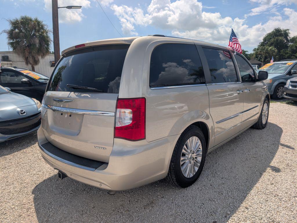 2013 Chrysler Town And Country - $5,495