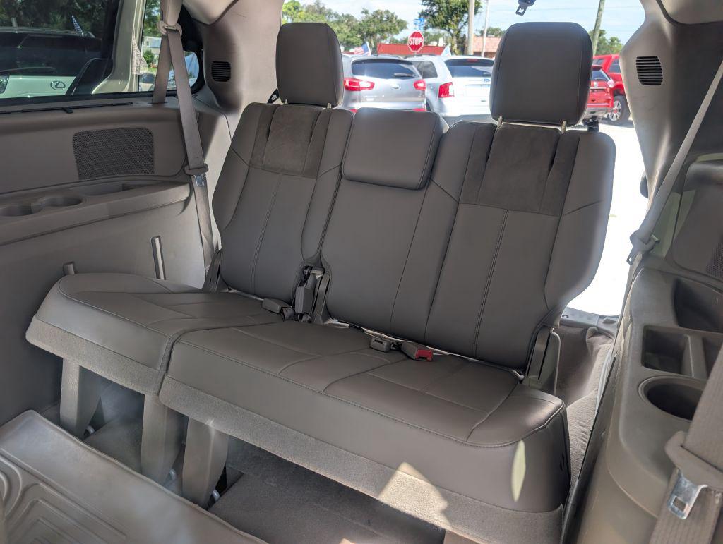 2013 Chrysler Town And Country - $5,495