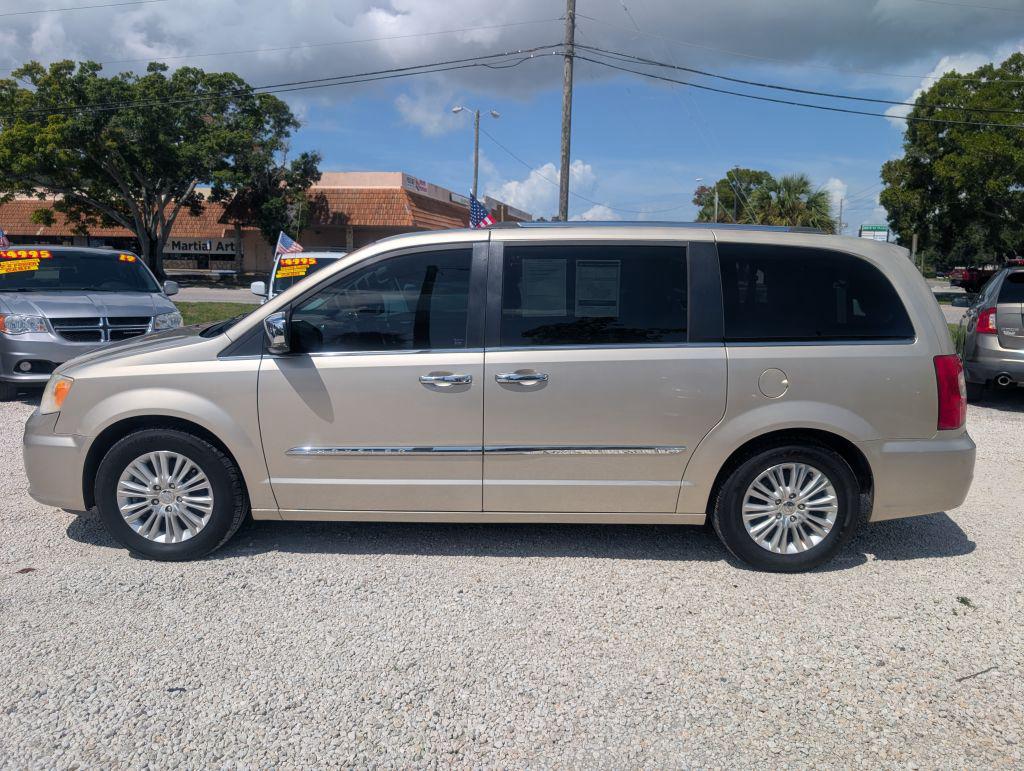 2013 Chrysler Town And Country - $5,495