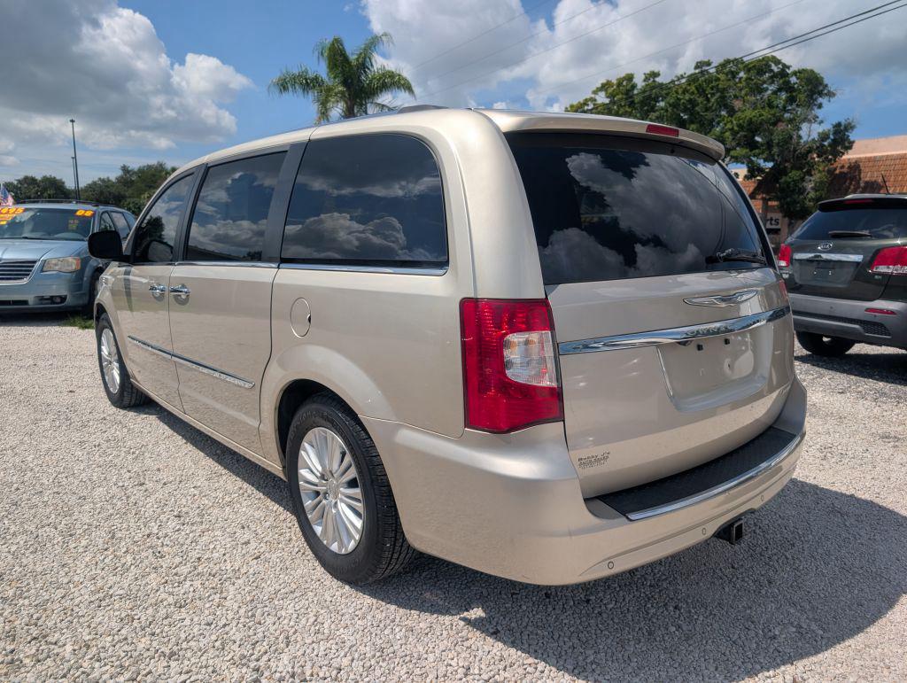 2013 Chrysler Town And Country - $5,495