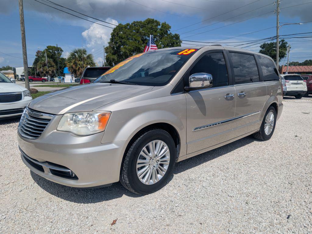2013 Chrysler Town And Country - $5,495