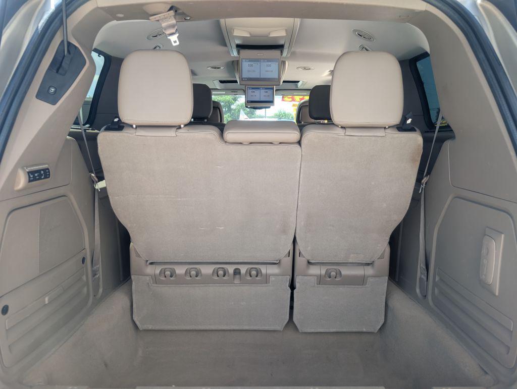 2013 Chrysler Town And Country - $5,495
