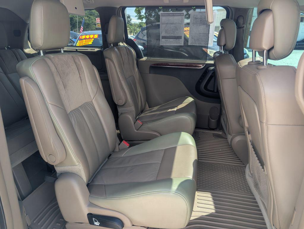 2013 Chrysler Town And Country - $5,495