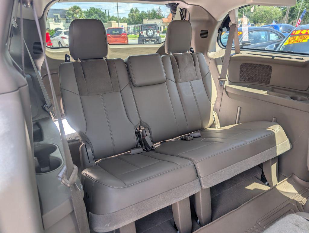 2013 Chrysler Town And Country - $5,495