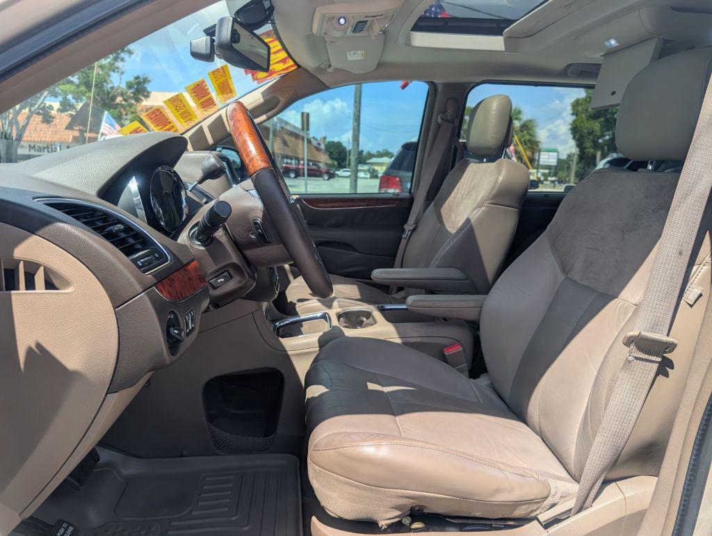 2013 Chrysler Town And Country - $5,495