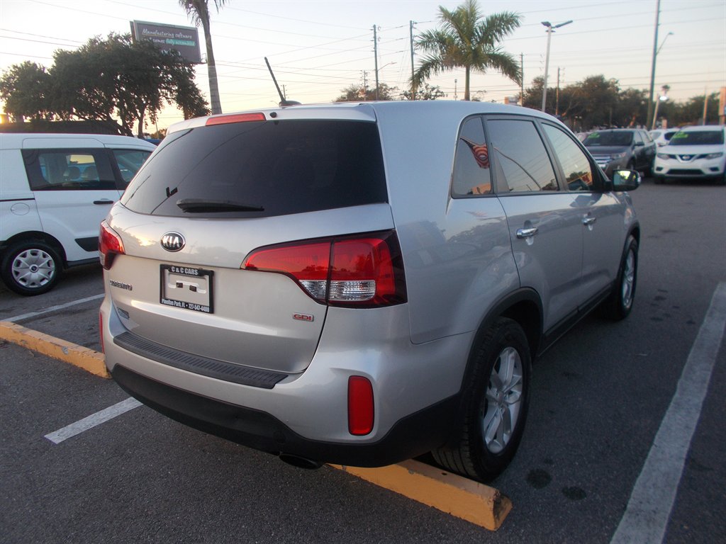 2014 Kia Sorento - $11,995