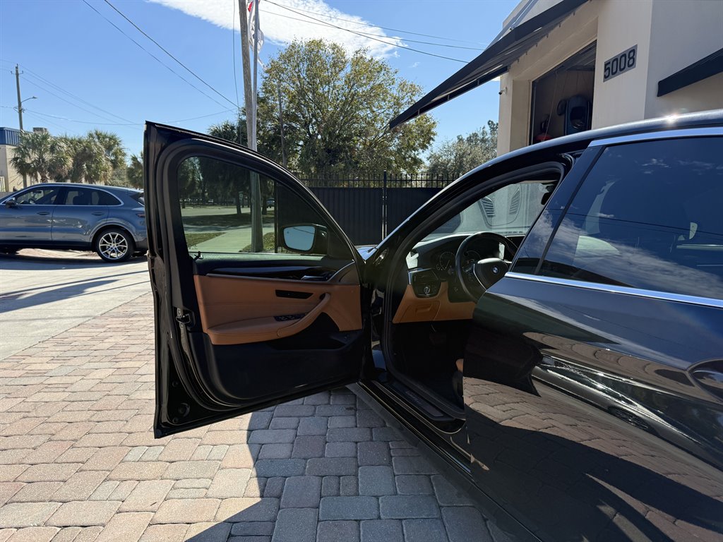 2019 BMW 5-Series 530i photo