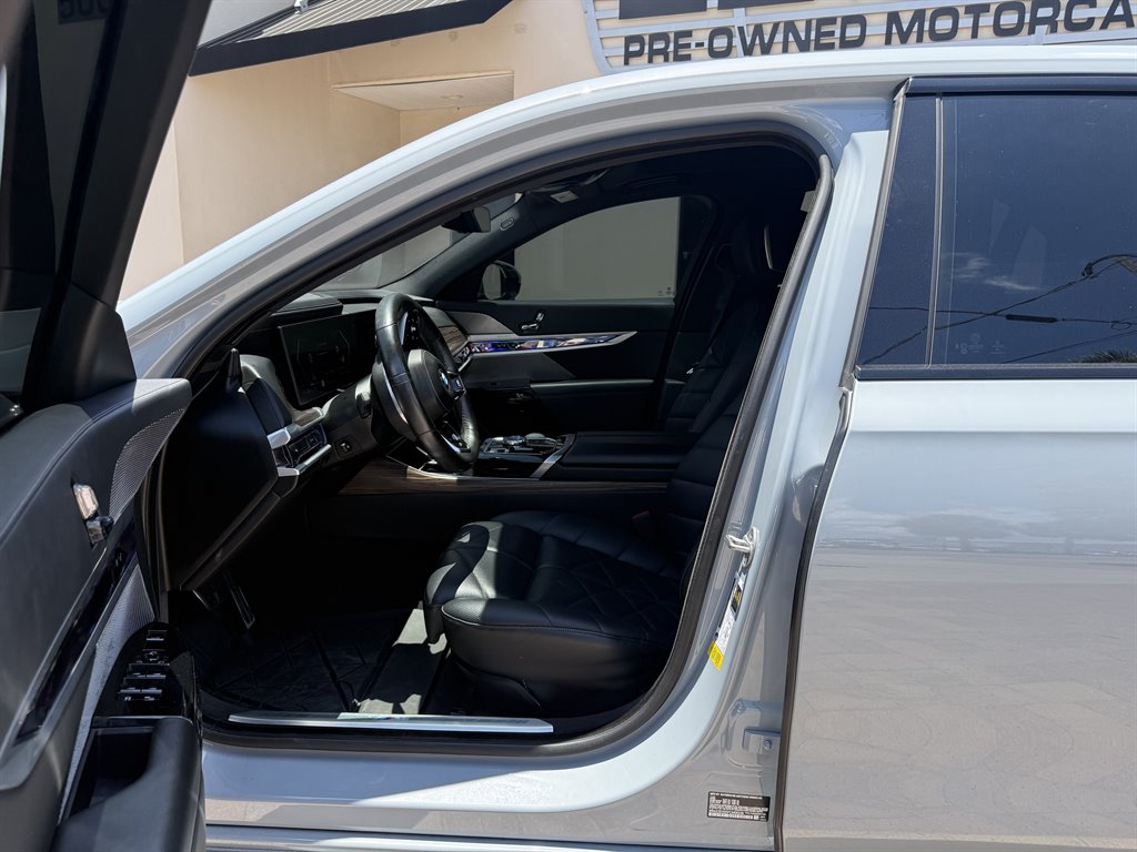 2023 BMW 7-Series 740i photo