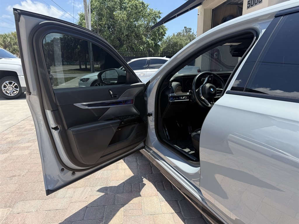 2023 BMW 7-Series 740i photo