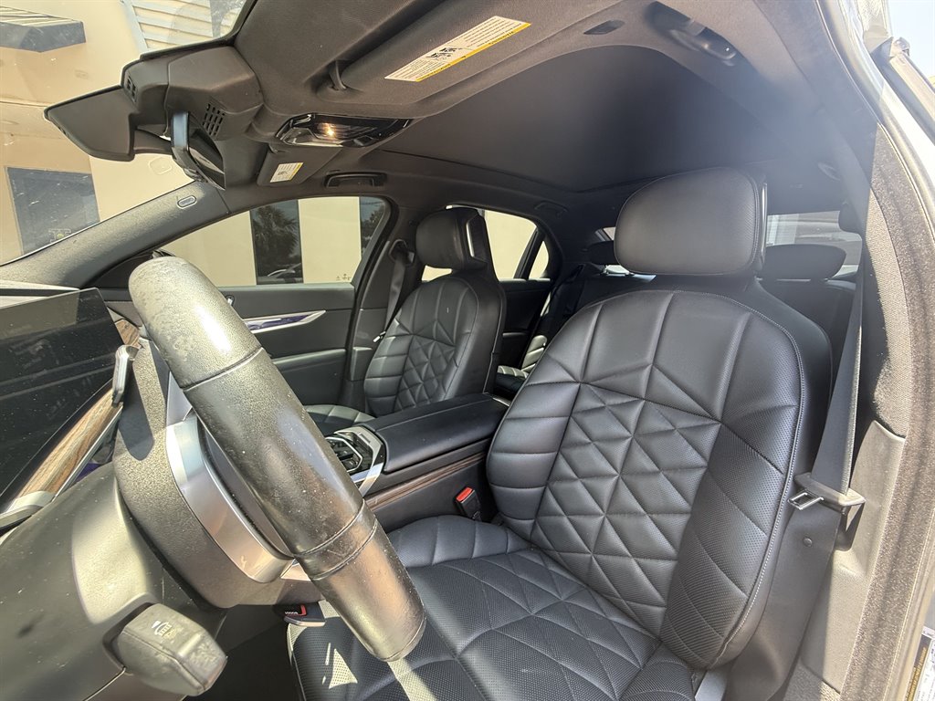 2023 BMW 7-Series 740i photo