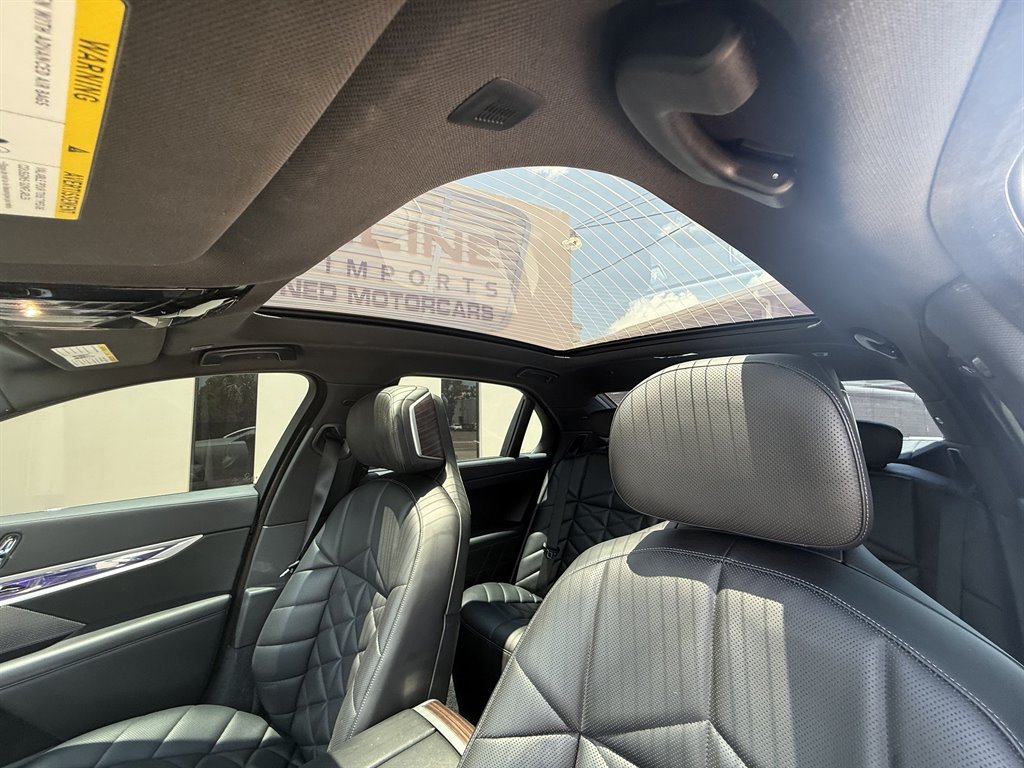 2023 BMW 7-Series 740i photo