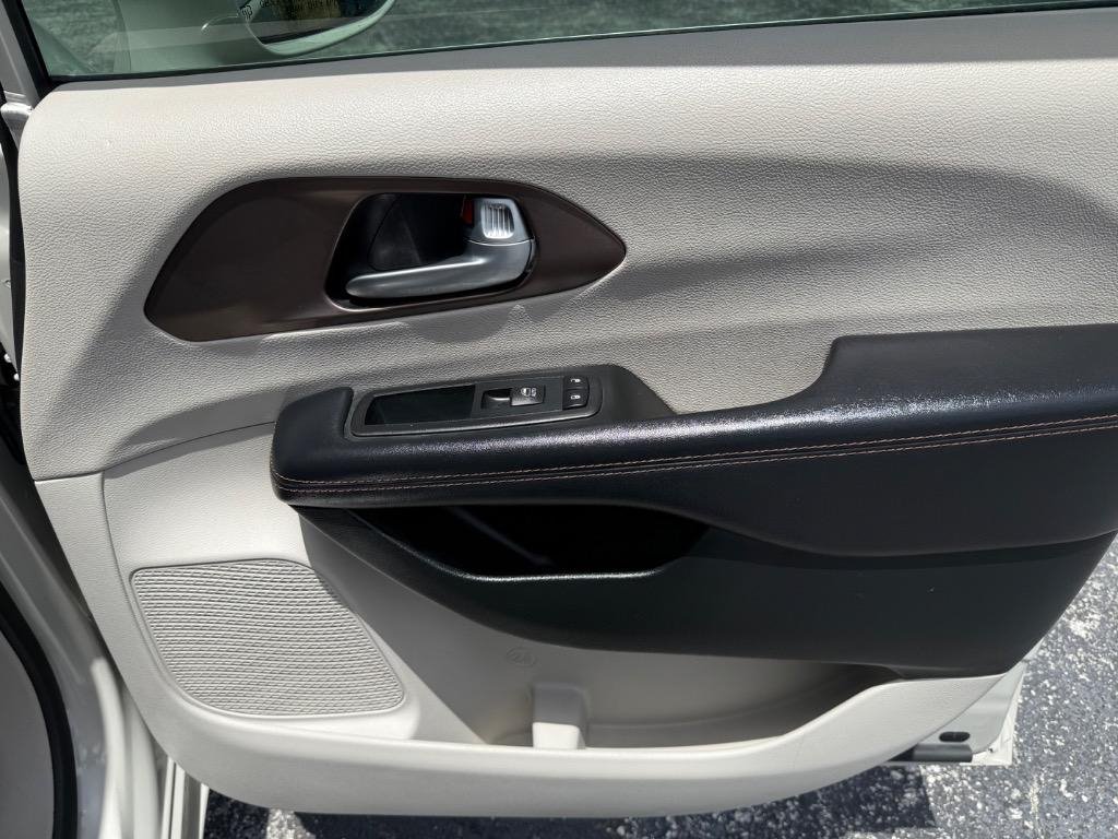 2017 Chrysler Pacifica - $14,990