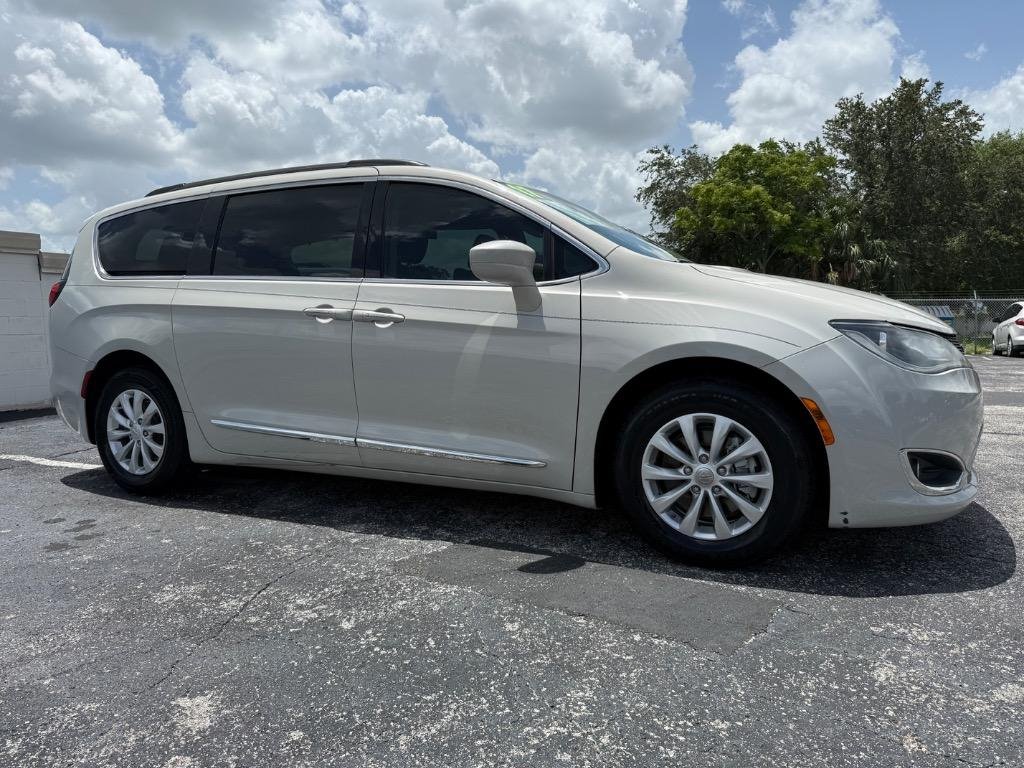 2017 Chrysler Pacifica - $14,990