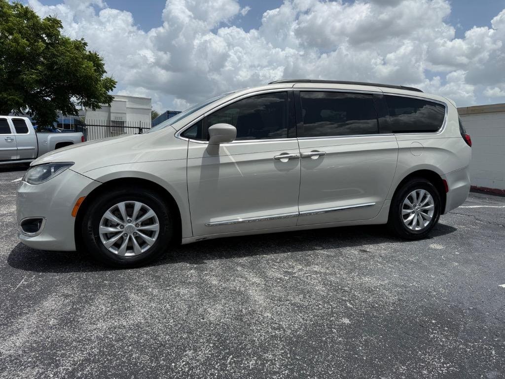2017 Chrysler Pacifica - $14,990