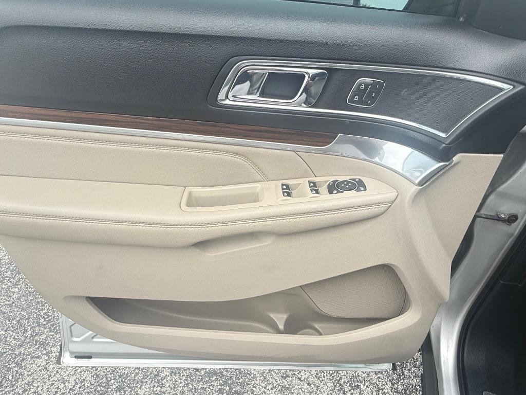 2019 Ford Explorer - $17,990