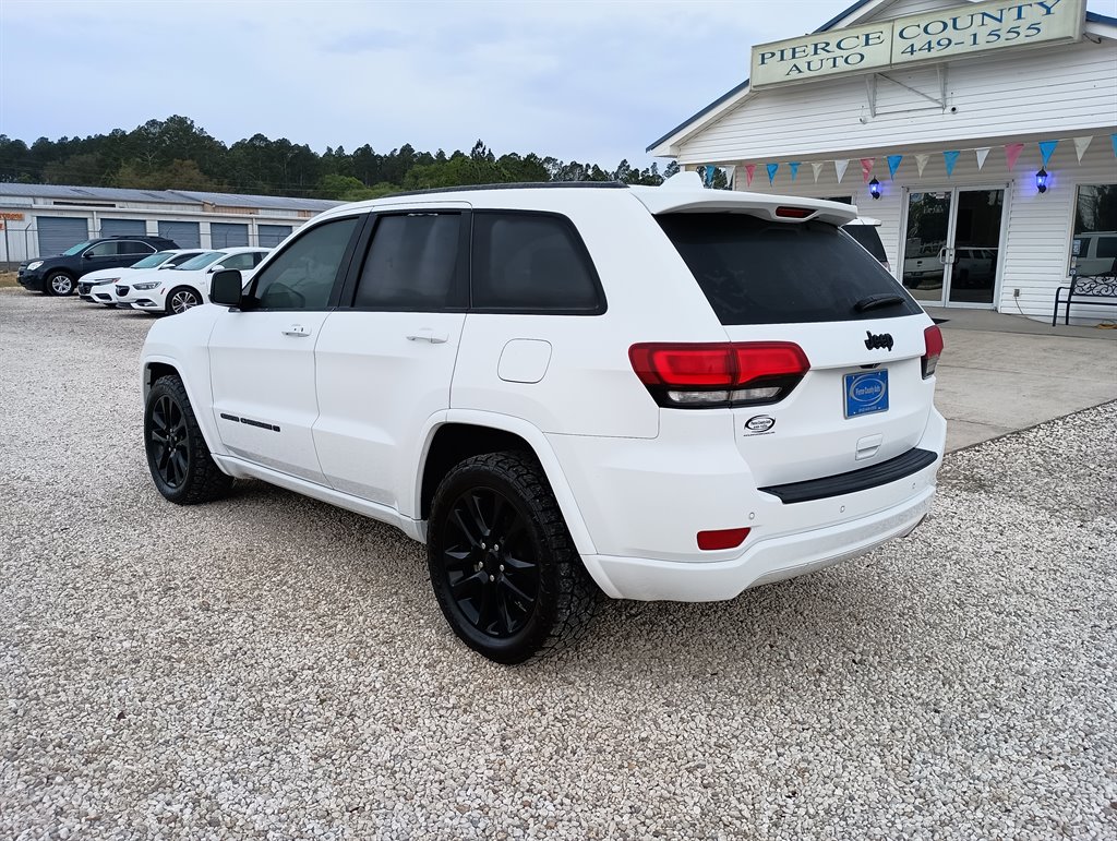 2022 Jeep Grand Cherokee Laredo photo