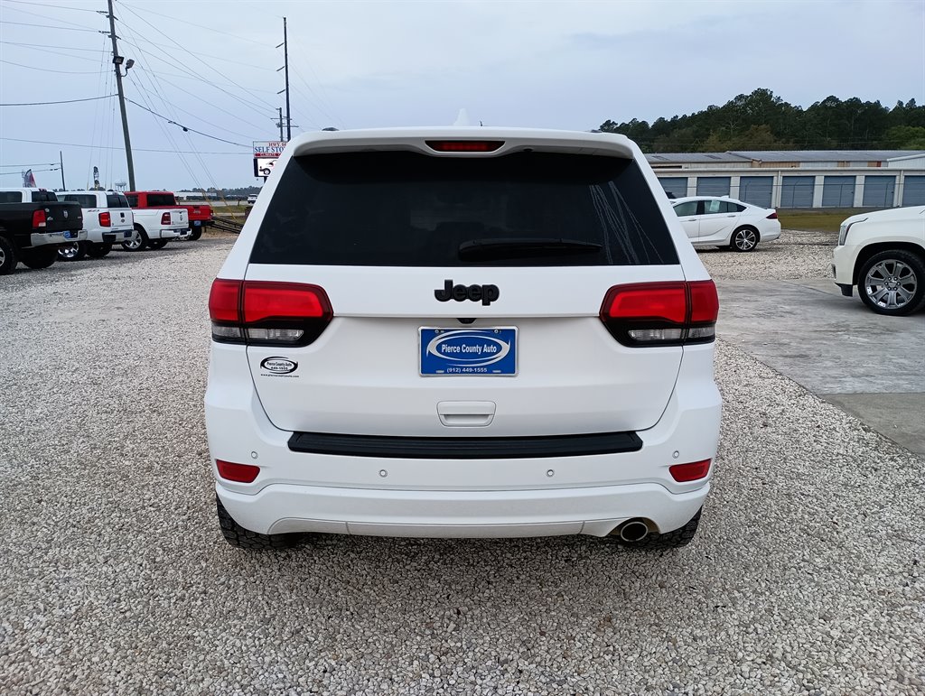 2022 Jeep Grand Cherokee Laredo photo