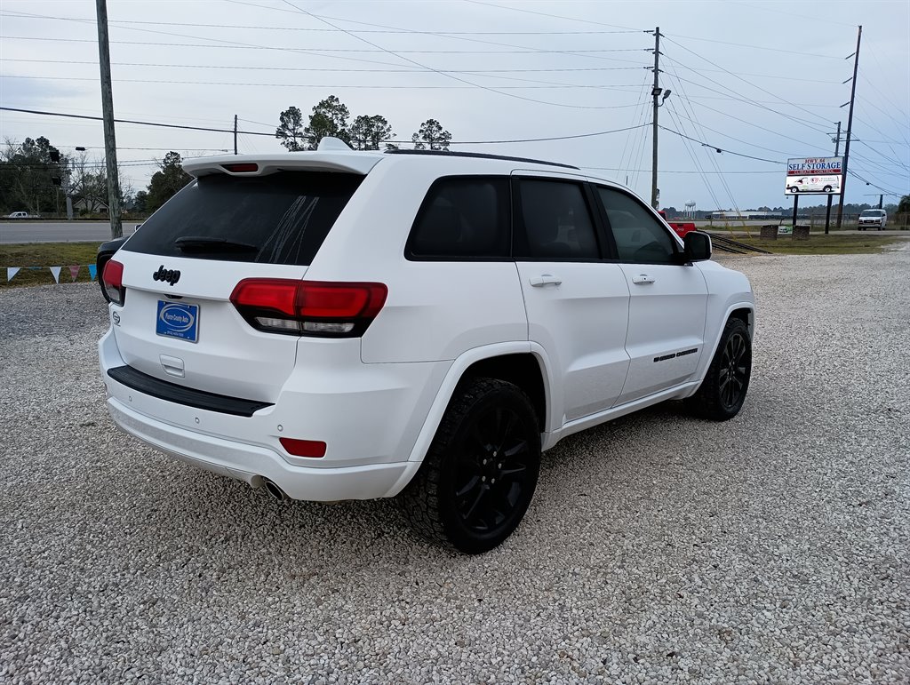 2022 Jeep Grand Cherokee Laredo photo