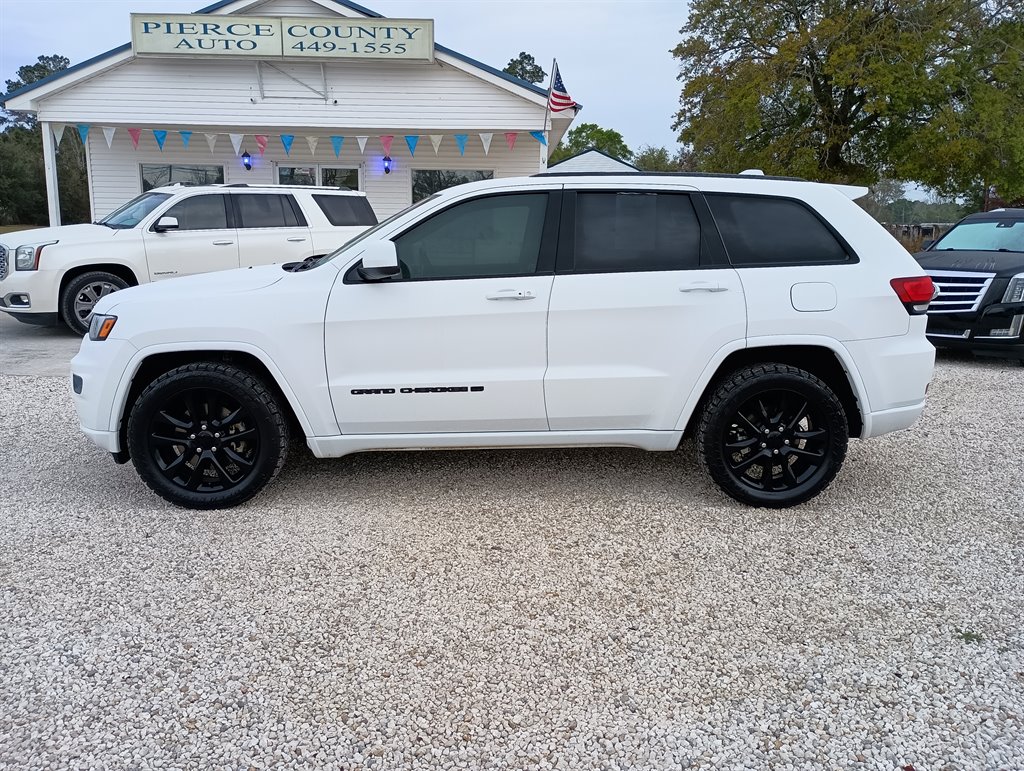 2022 Jeep Grand Cherokee Laredo photo