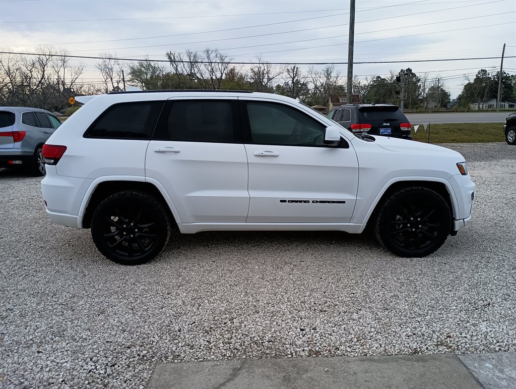 2022 Jeep Grand Cherokee Laredo photo