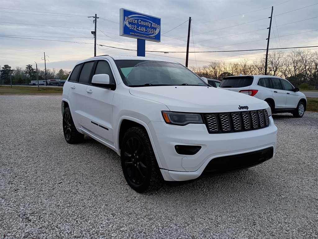 2022 Jeep Grand Cherokee Laredo photo