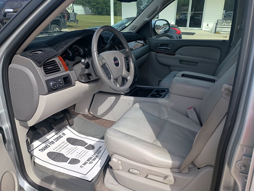 2013 GMC Yukon XL SLT 1500 photo