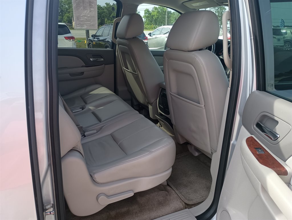 2013 GMC Yukon XL SLT 1500 photo