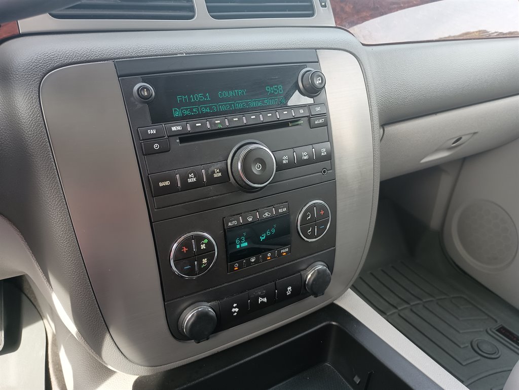 2013 GMC Yukon XL SLT 1500 photo