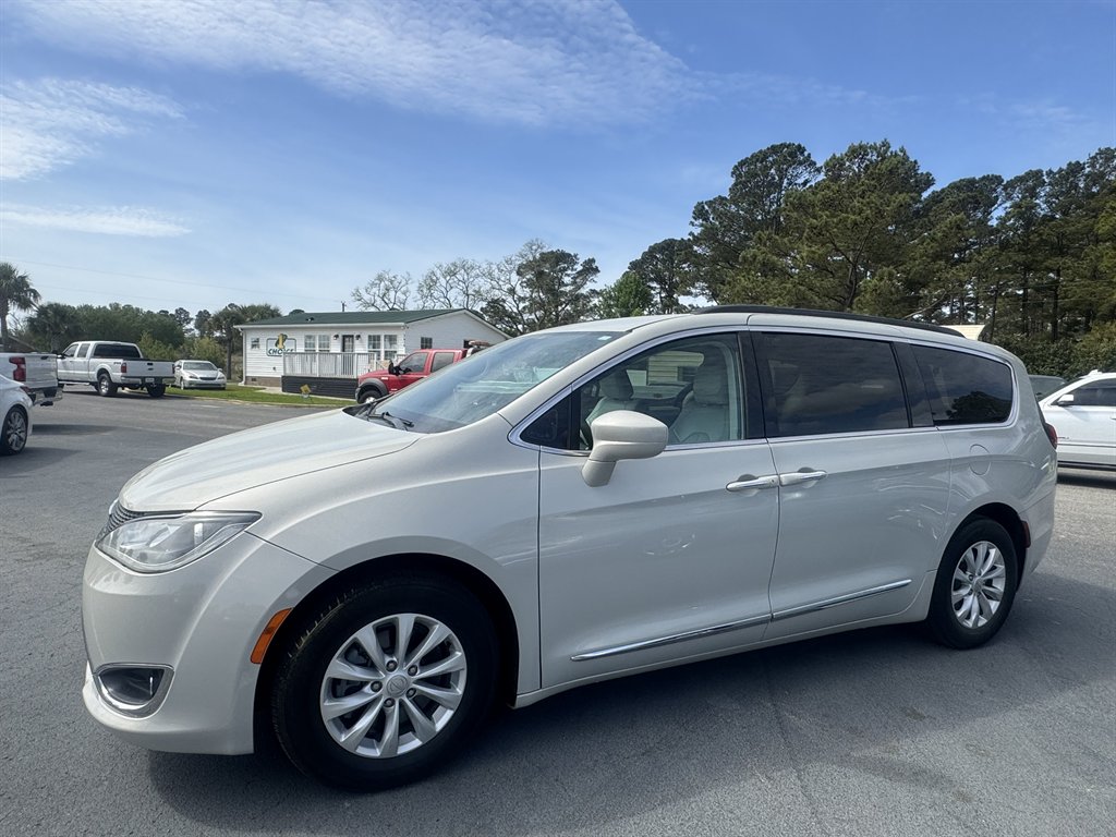 2017 Chrysler Pacifica Touring L photo