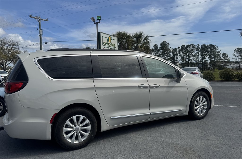 2017 Chrysler Pacifica Touring L photo