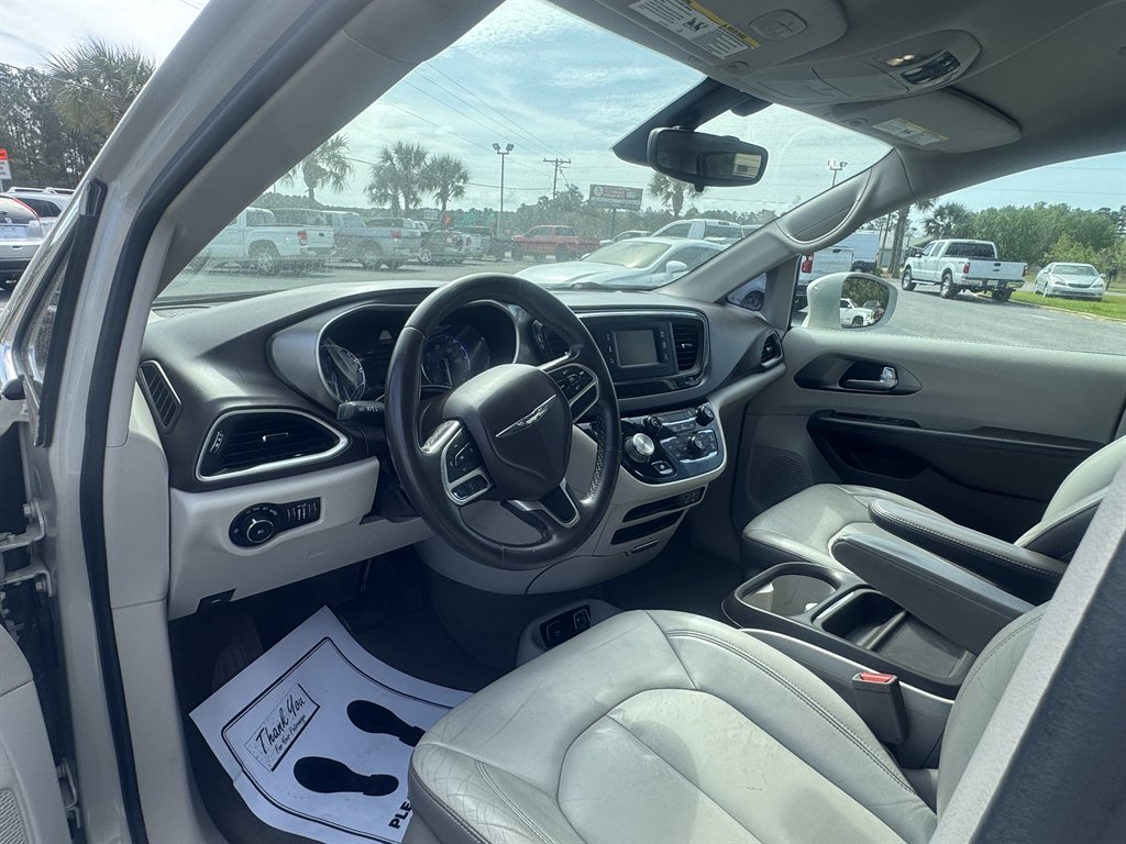 2017 Chrysler Pacifica Touring L photo