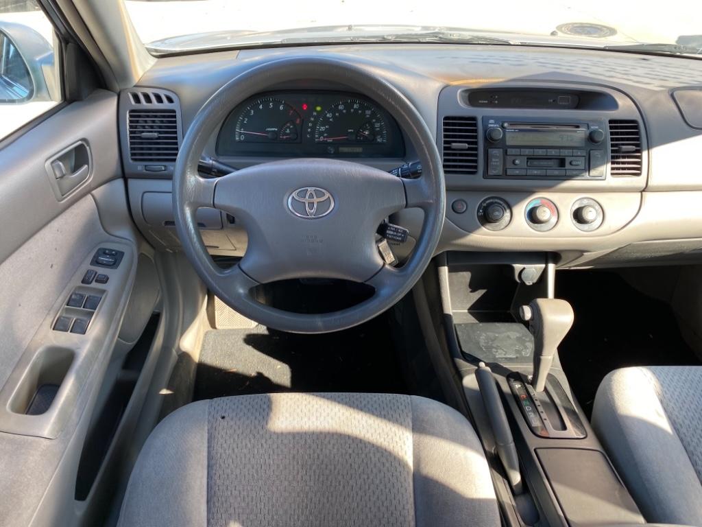 2004 Toyota Camry LE photo