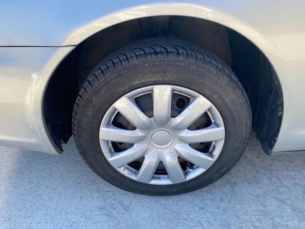 2004 Toyota Camry LE photo