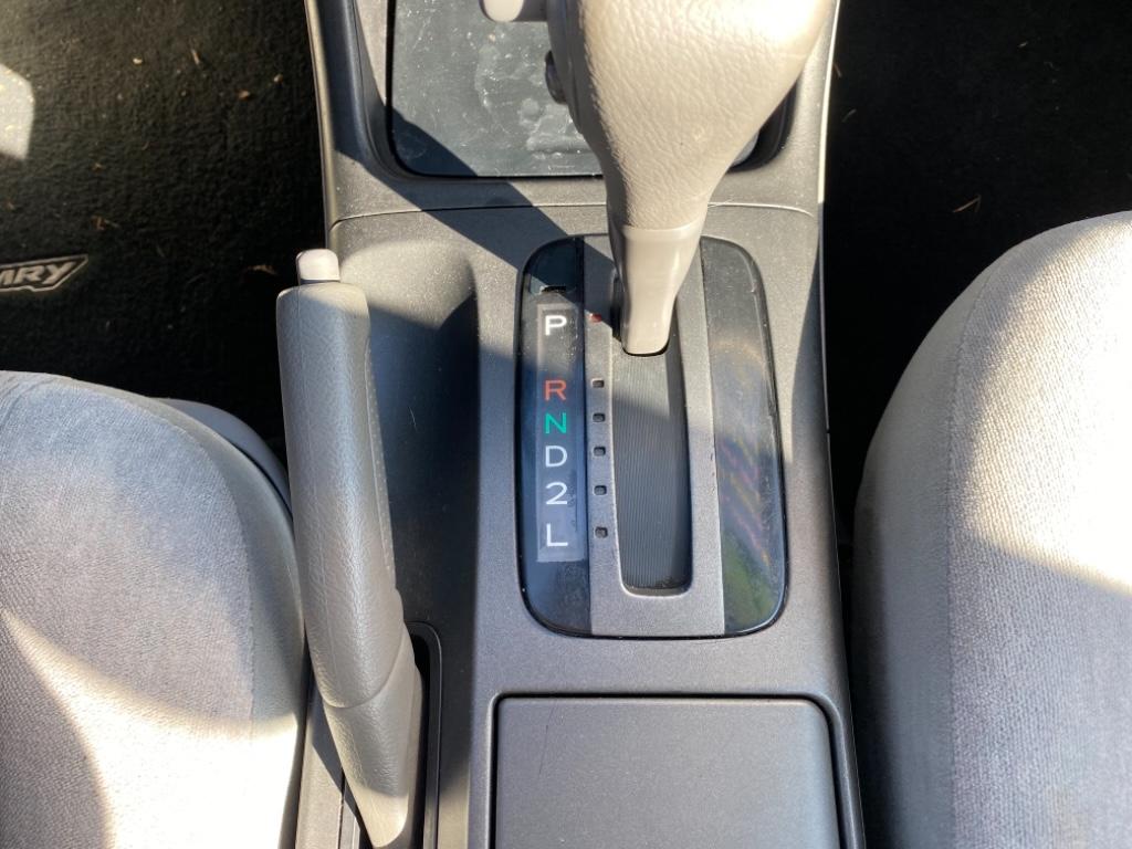 2004 Toyota Camry LE photo