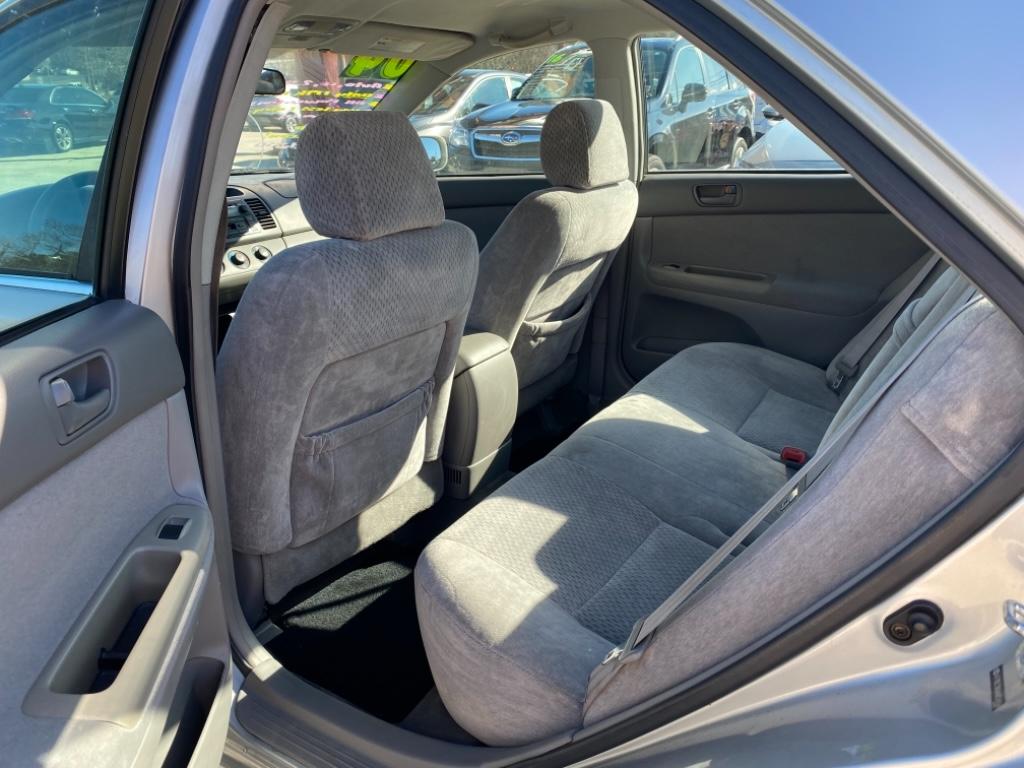 2004 Toyota Camry LE photo
